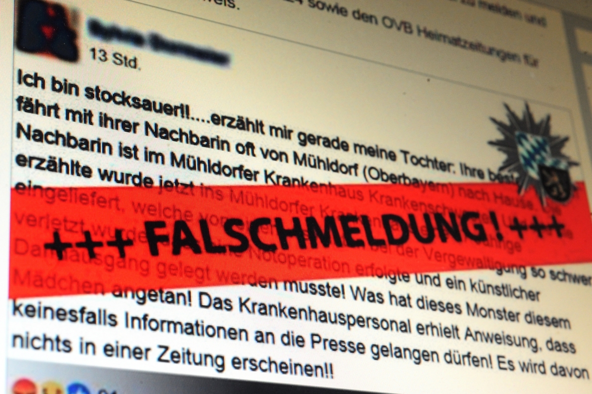 Die bayerische Polizei machte mit auffälligen Warnzeichen im Netz Anfang Januar 2017 auf Falschmeldungen aufmerksam.