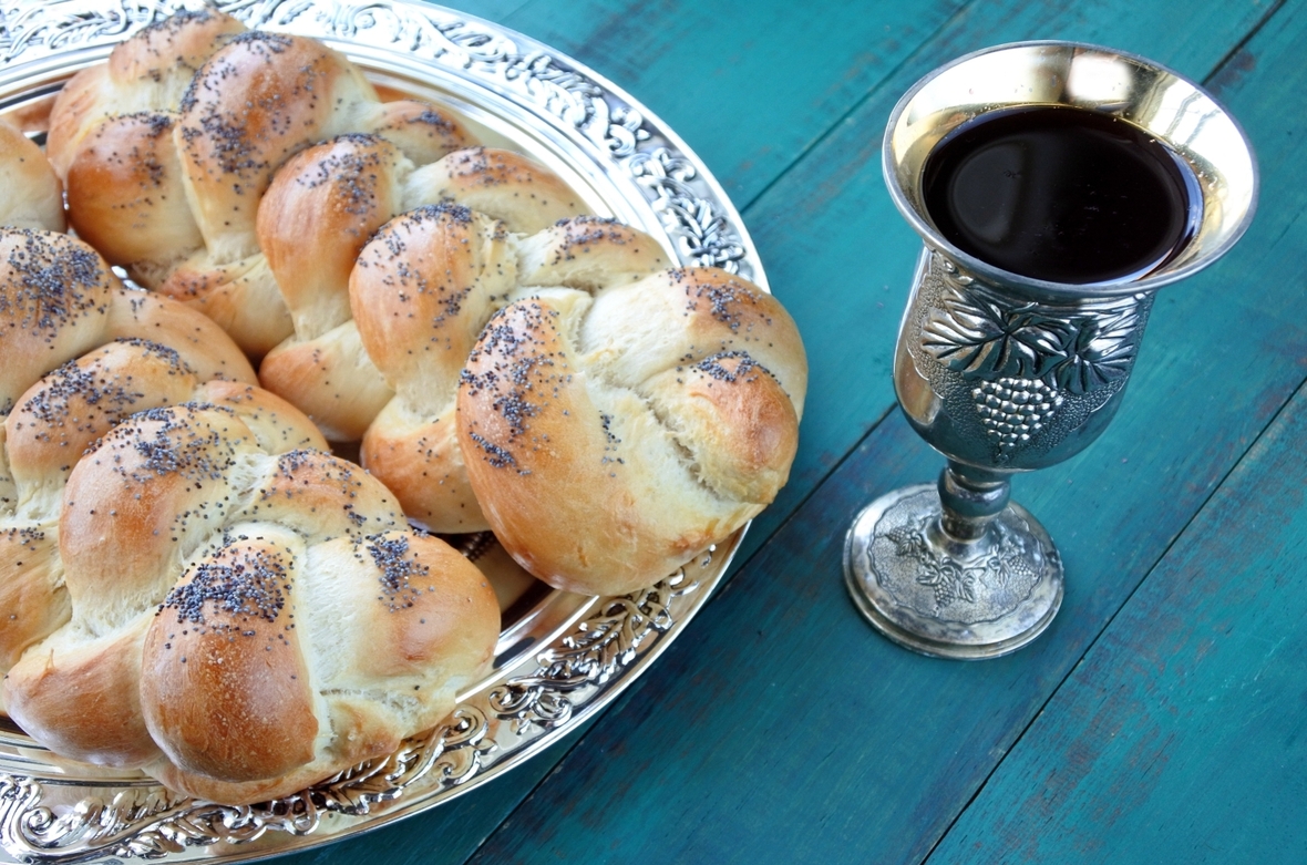 "Challa" heißt das besondere Brot für den Schabbat. Dazu gibt es den Kiddusch Wein. "Kiddusch" wird der Spruch genannt, mit dem der Wein gesegnet wird.