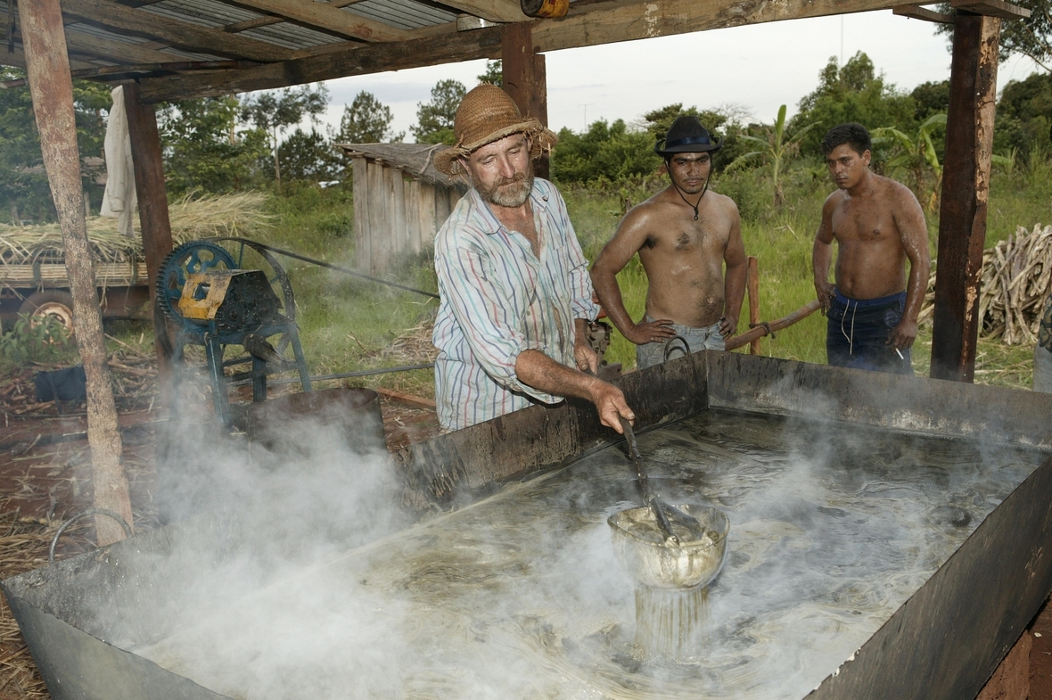 Landarbeiter bei der Zuckerrohrverarbeitung in Paraguay.