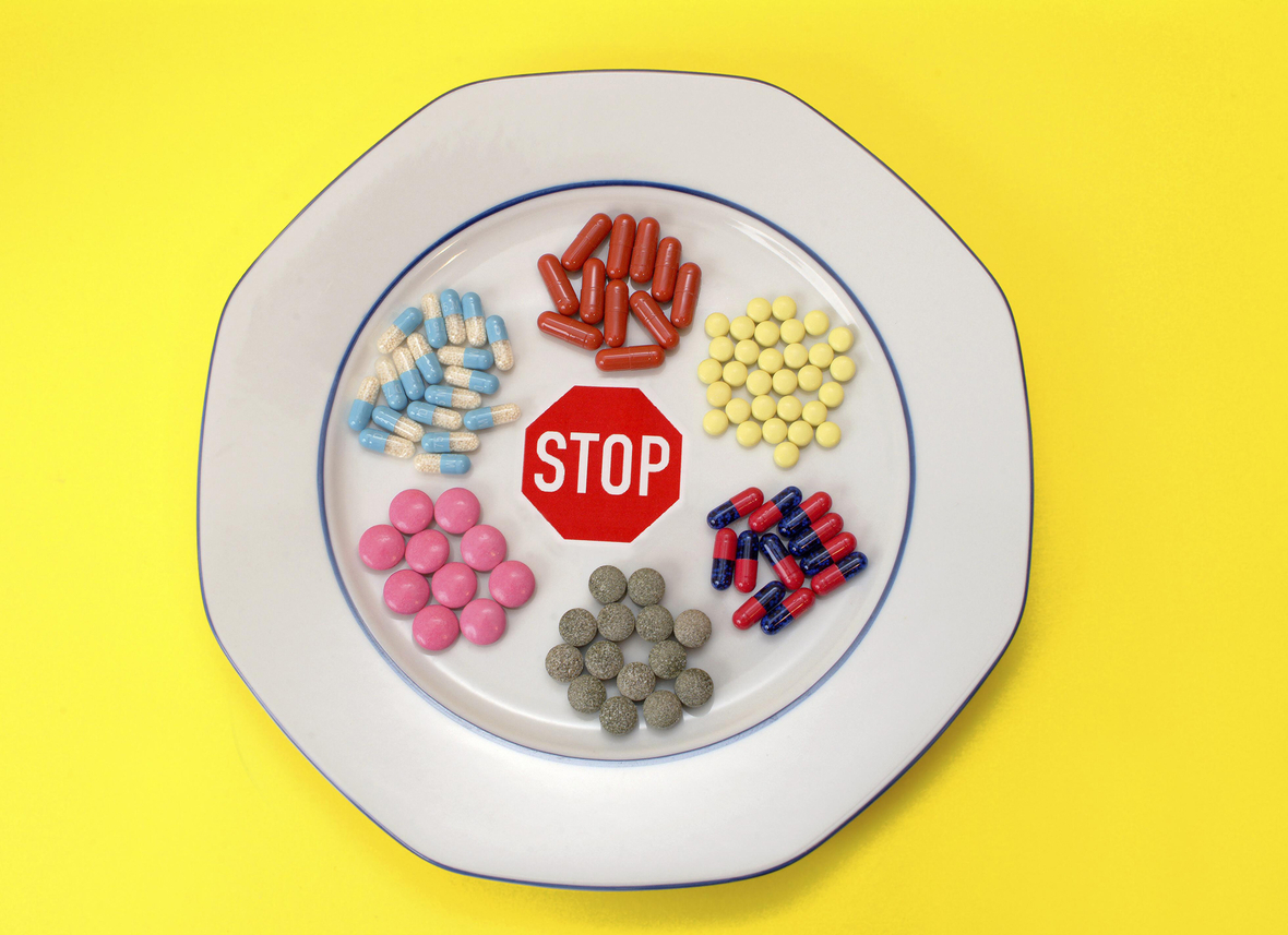 Ein Teller mit Drogen in Tablettenform. "Stop Drogen" soll dieses Symbolbild darstellen
