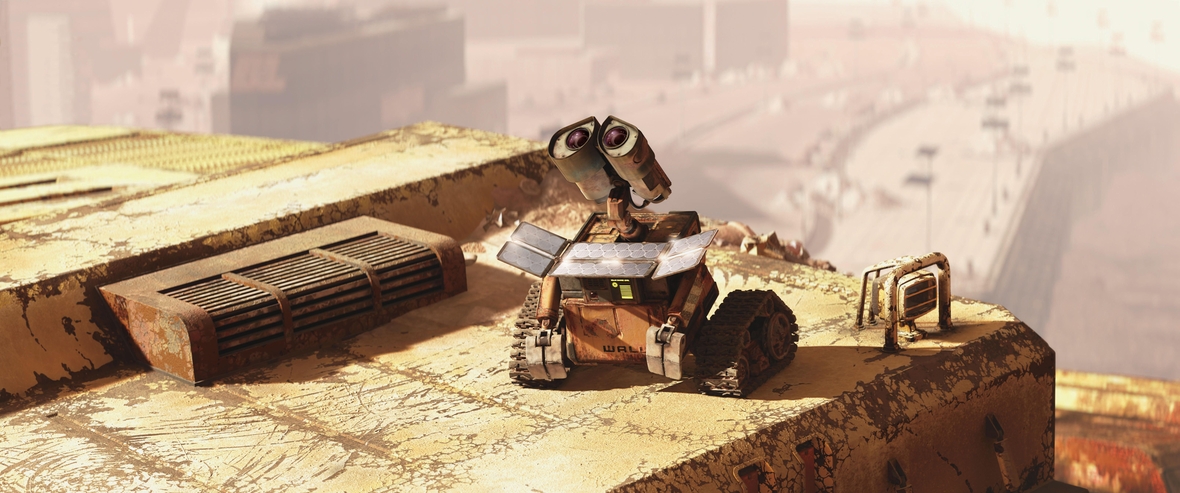 Der kleine Roboter Wall-E sitzt auf einem Dach und hält seine Sonnenkollektoren in die Sonne, um neue Energie zu speichern.