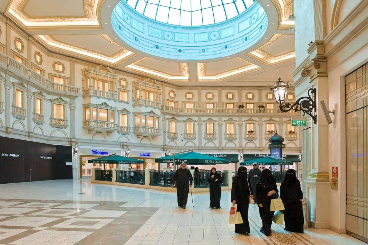 Katarerinnen und Katarer in einem Einkaufs- und Vergnügungszentrum in Doha. Neben Luxusgeschäften und Restaurants gibt es auch eine große Schlittschuhbahn, ein Kino und Gondelfahrten durch einen künstlichen Kanal. 
