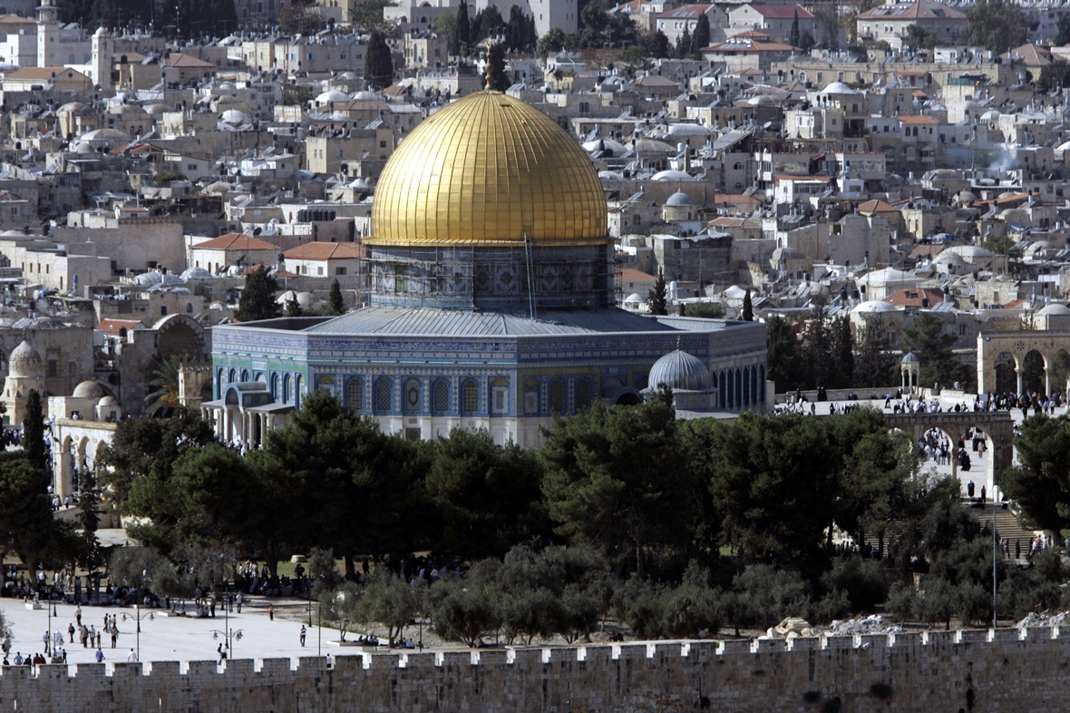 Der Felsendom auf dem Tempelberg überragt mit seiner goldenen Kuppel die Altstadt von Jerusalem, Israel.