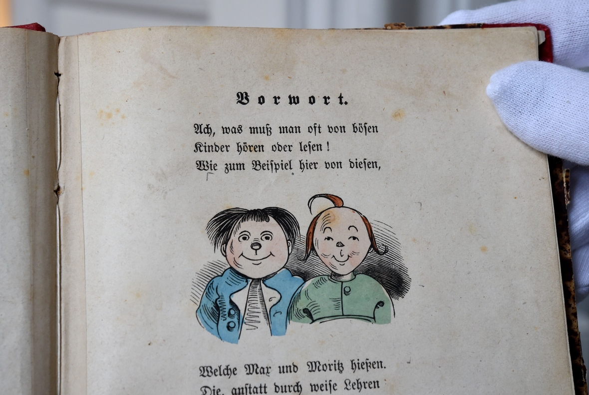 Eines der seltenen erhaltenen Exemplare der Erstausgabe von «Max und Moritz», fotografiert 2015 im Museum Wilhelm Busch in Hannover. 