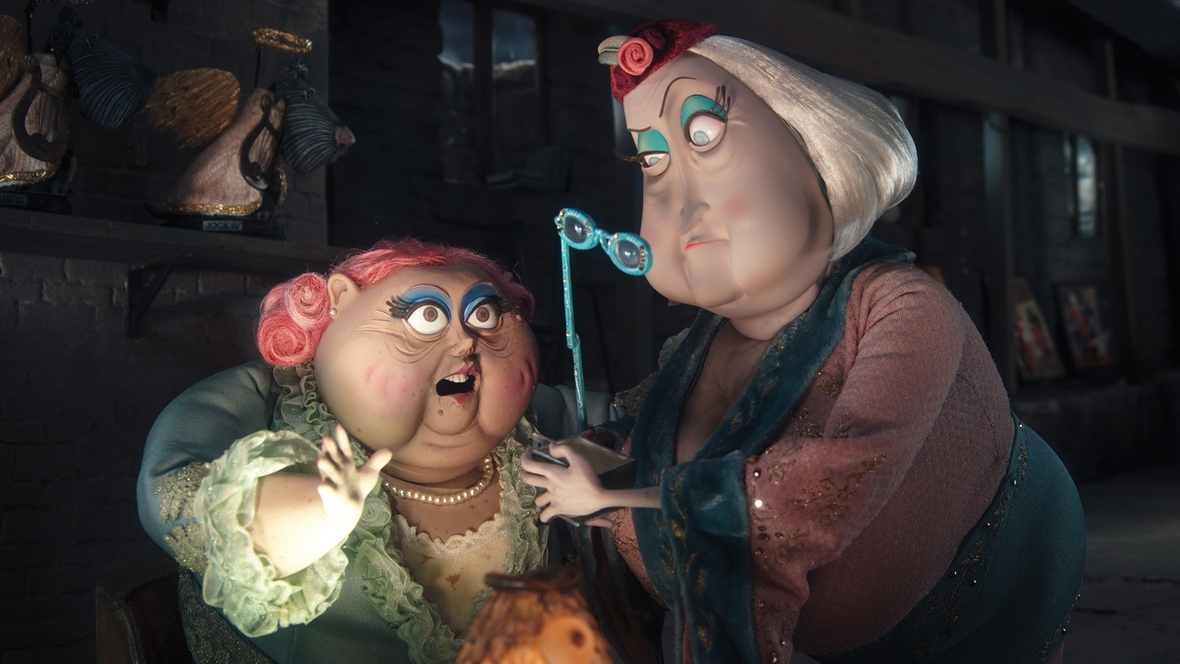 Szenenbild: Die beiden älteren Schauspielerinnen mit weit aufgerissenen Augen wirken komisch