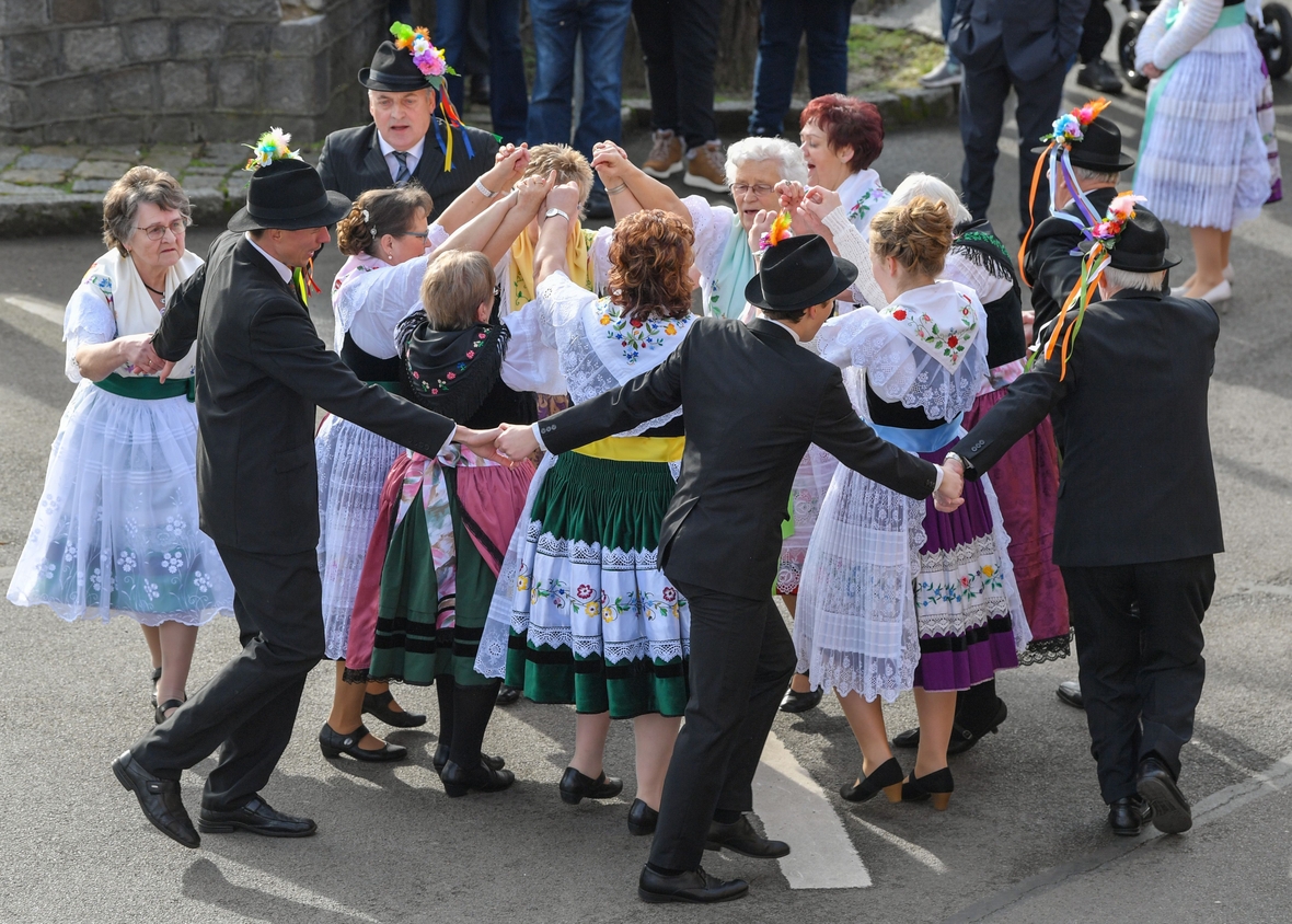 Paare in sorbisch-wendischer Festtagstracht tanzen zum traditionellen Zapust, der Fastnacht, in der Lausitz.