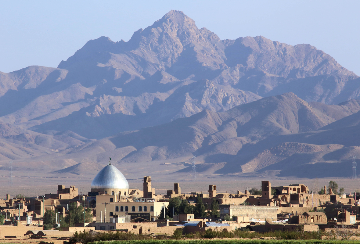 Blick auf die Wüstenstadt Aqhda in der Provinz Yazd.