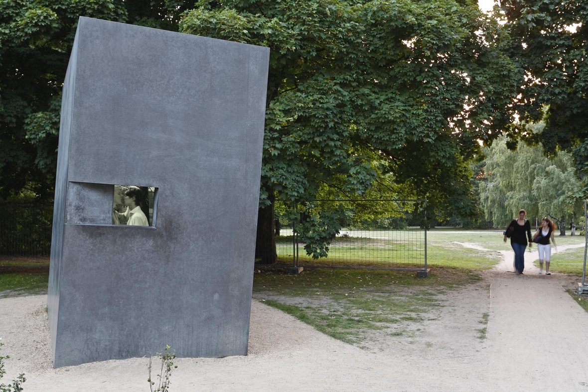 Denkmal in Berlin für die im Nationalsozialismus verfolgten Homosexuellen. Durch das kleine Fenster kann man die Filmprojektion einer scheinbar endlosen Kussszene eines gleichgeschlechtlichen Paares sehen.