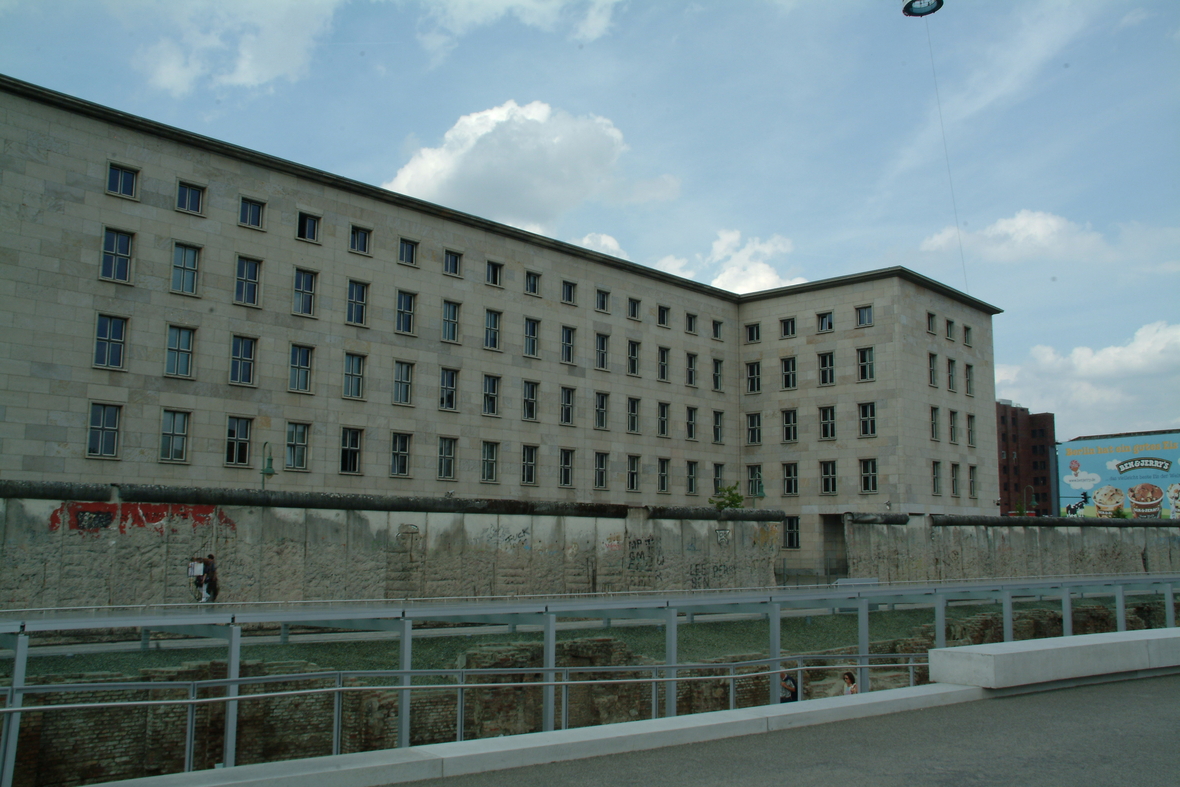 Das ehemalige Haus der Ministerien in Berlin, von Berlin-Kreuzberg aus gesehen. Heute ist dort das Bundesfinanzministerium untergebracht