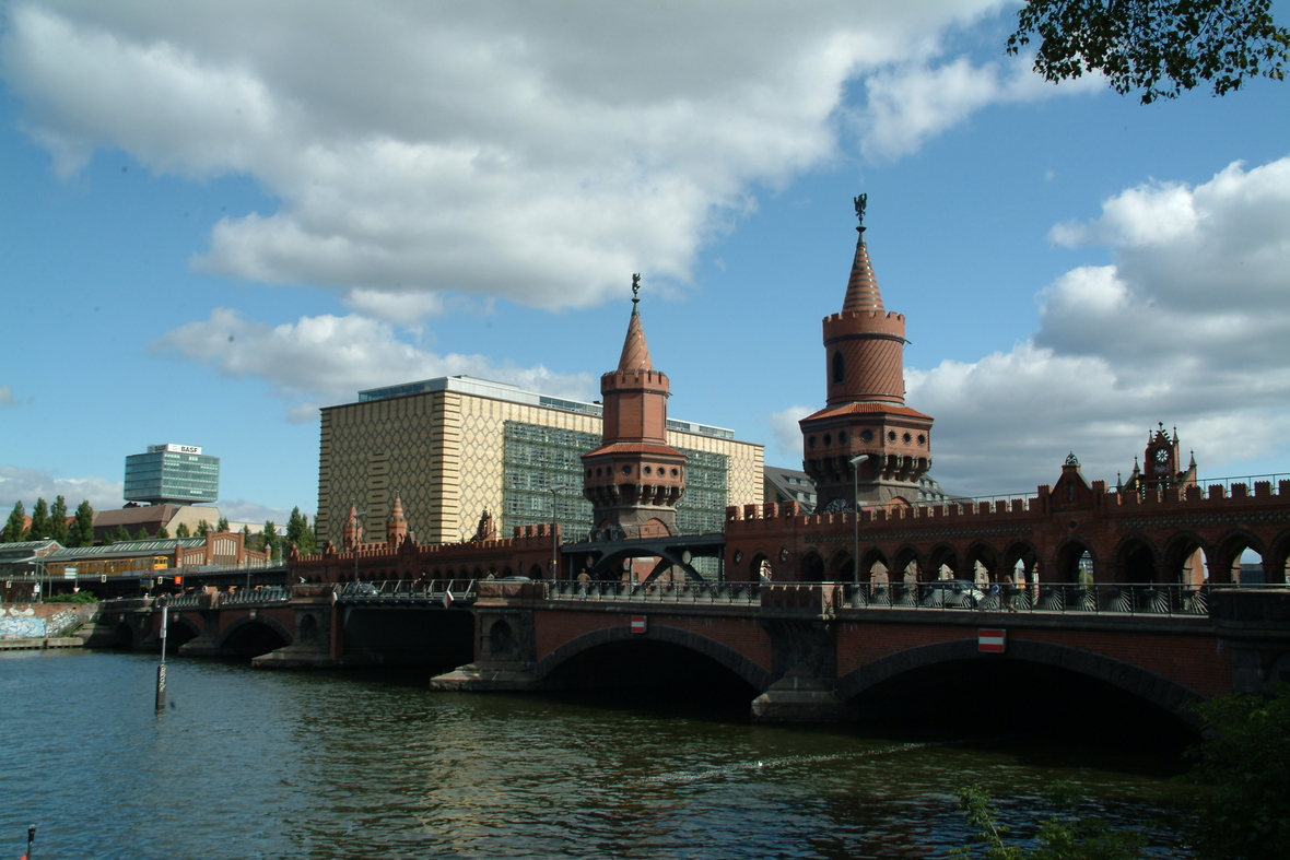 Die Oberbaumbrücke verbindet die Berliner Stadteile Kreuzberg und Friedrichshain