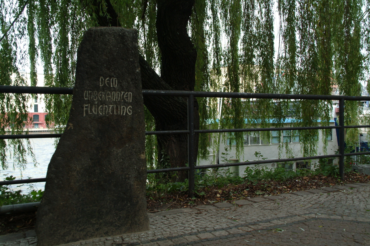 Gedenkstein für den unbekannten Flüchtling am May-Ayim-Ufer