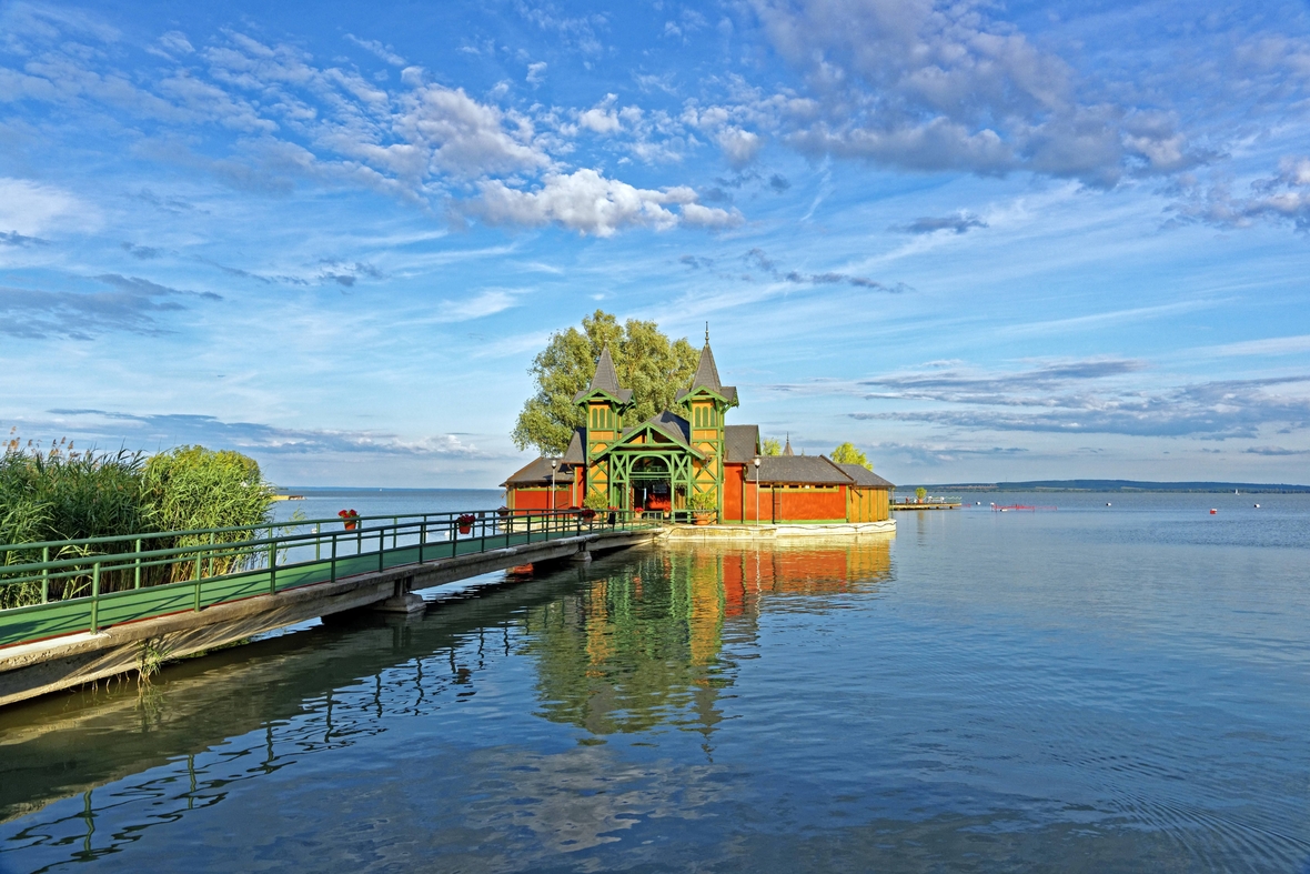 Der "Balaton" oder auch  "Plattensee" ist ein beliebtes Reiseziel in Ungarn. Das Bild zeigt eine Badeinsel im See.