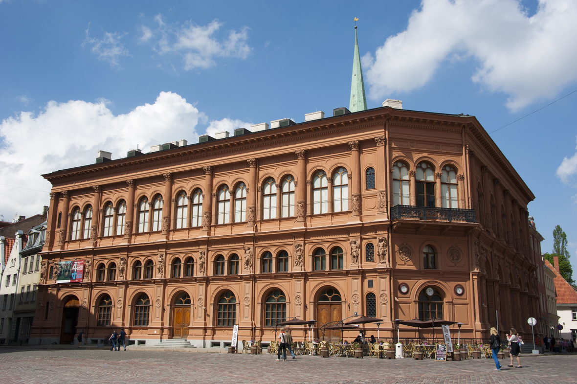 Die Börse in Riga, der Hauptstadt von Lettland. Es handelt sich um ein großes prachtvolles Gebäude.