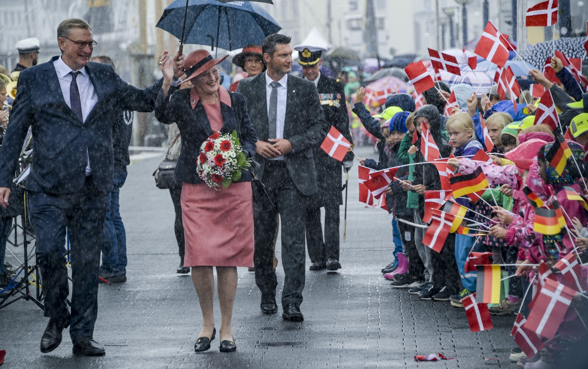 2019: Die dänische Königin Margarethe II. wird von den Kindern einer dänischen Schule in Schleswig-Holstein mit Fähnchen begrüßt.