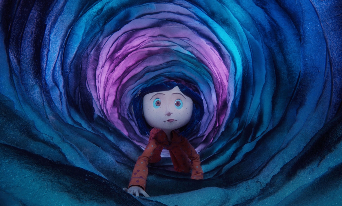 Szenenbild: Durch einen Tunnel kriecht Coraline in eine andere Welt