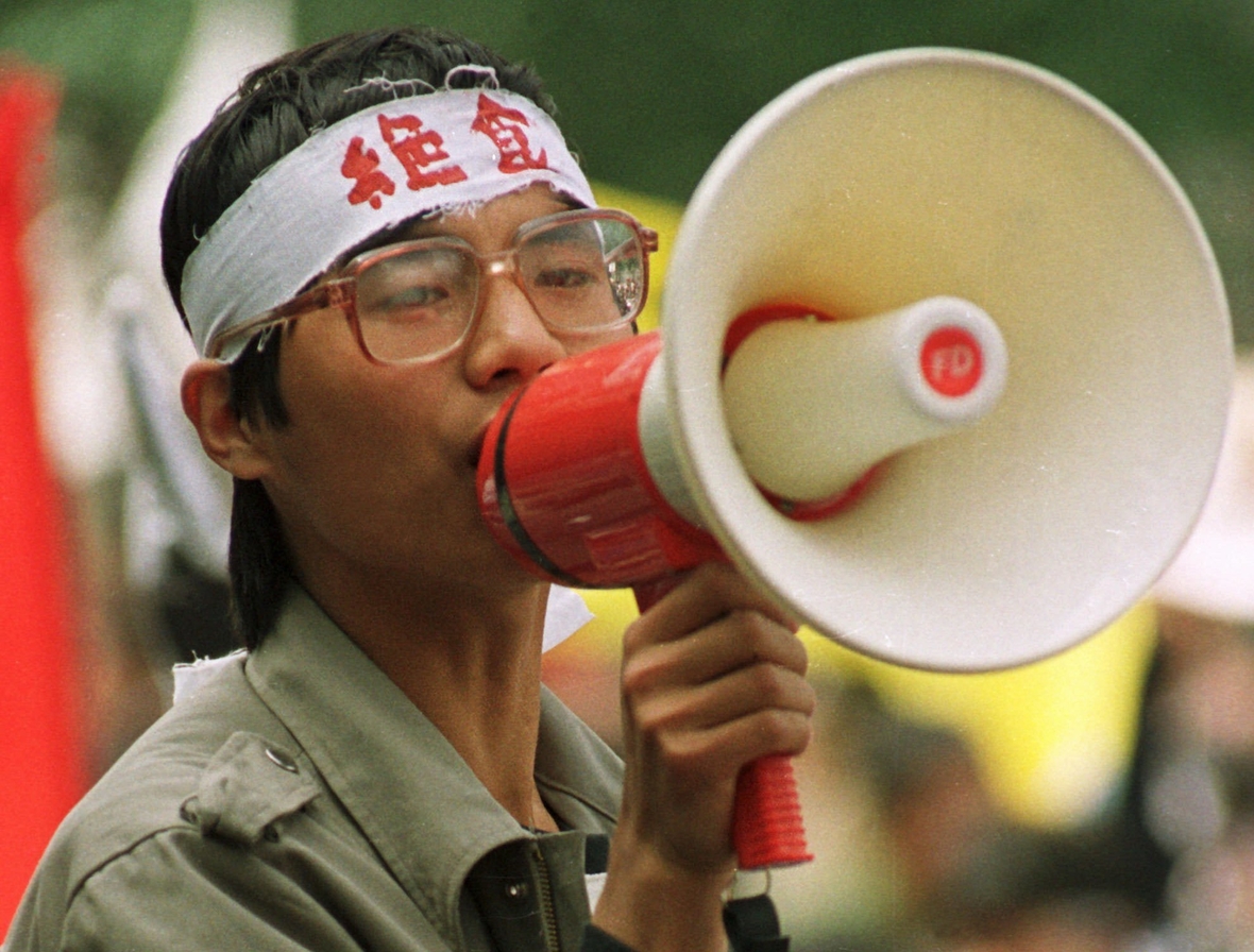 Mai 1989: Student Wang Dan ruft mit einem Megaphone auf dem Platz des Himmlischen Friedens in Peking zu Protestaktionen auf.