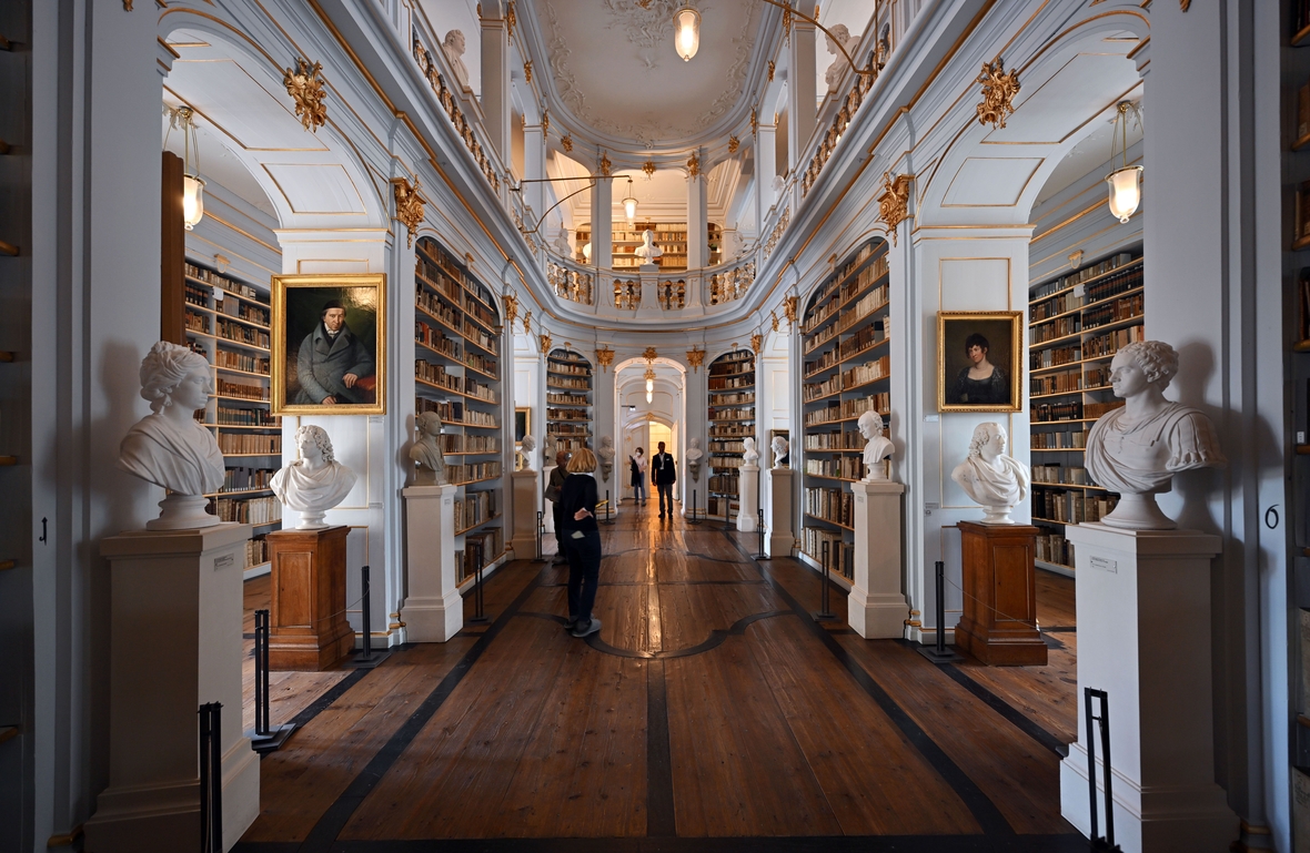 Die berühmte Anna Amalia Bibliothek in Weimar wurde 1766 eröffnet. Heute stehen dort mehr als 40.000 Bücher. Besucher/innen können sie im Lesesaal lesen.