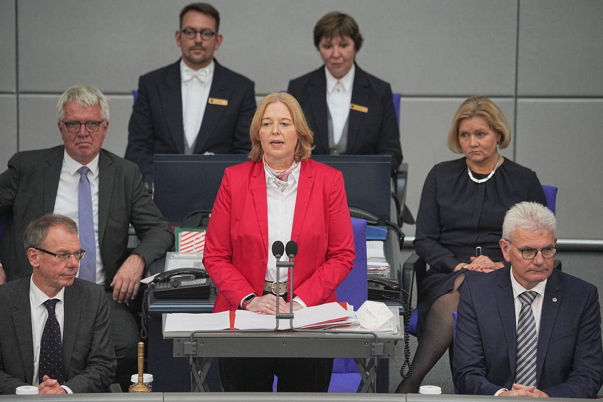 Bundestagspräsidentin Bärbel Bas umgeben von ihren Kolleginnen und Kollegen im Präsidium des Deutschen Bundestags