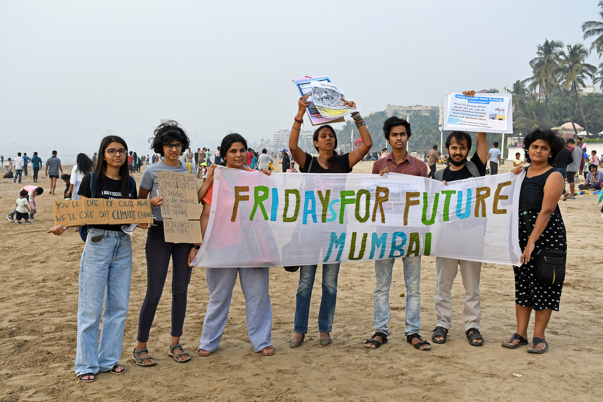 Demonstration für den Klimaschutz am Strand von Mumbai, Indien, im Dezember 2022.