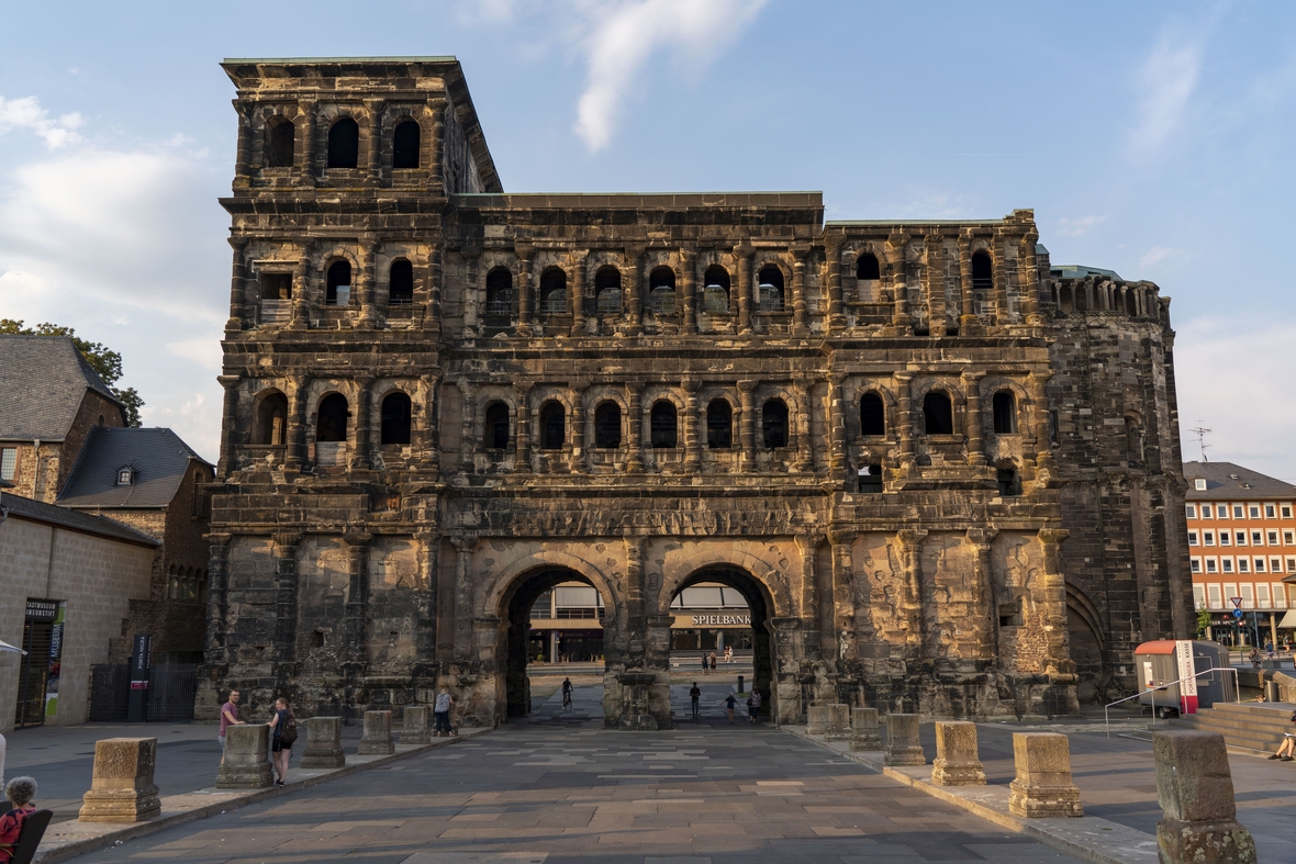 In Trier steht das alte römisches Stadttor "Porta Nigra"