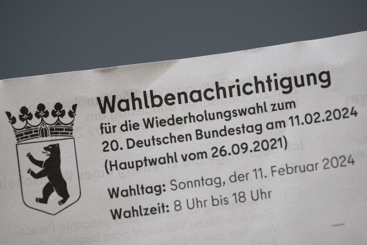 Eine Wahlbenachrichtigung für die Wahlwiederholung für die Bundestagswahl im Jahr 2021 in Berlin liegt auf einem Tisch. Die Wiederholung der Bundestagswahl in Berlin findet am 11. Februar 2024 statt. 