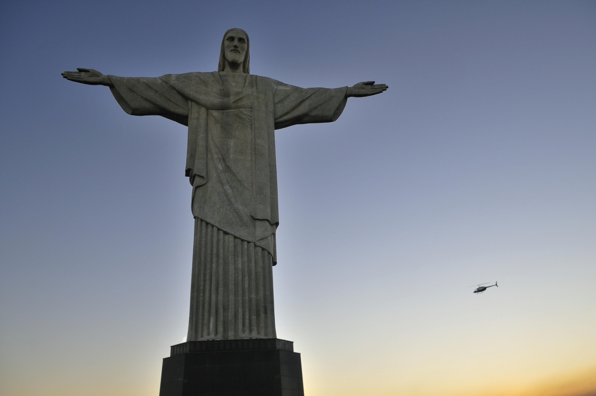 Eine steinerne Christus-Figur in Rio de Janeiro, Brasilien. Jesus wird als Sieger dargestellt. 