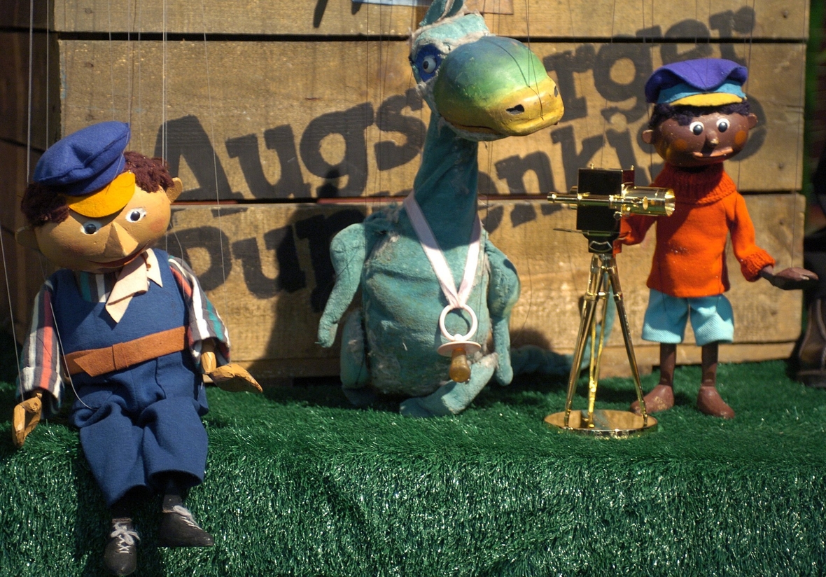 Anlässlich der Vorstellung einer DVD-Serie mit Geschichten der "Augsburger Puppenkiste" präsentieren sich die Marionetten Lukas der Lokomotivführer, Urmel und Jim Knopf ihrem Publikum. 