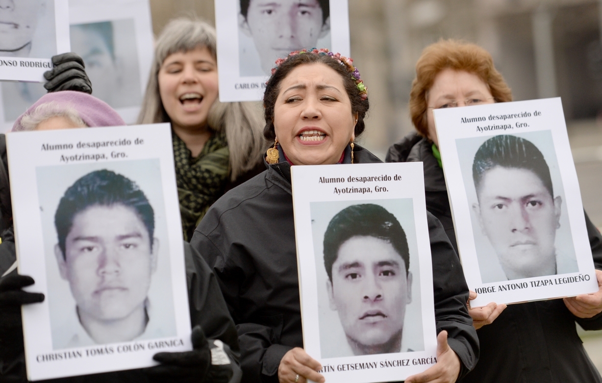 Mitglieder von Amnesty International protestieren 2016 gegen Folter und Verschwindenlassen von Menschen in Mexiko. Sie zeigen Fotos mit verschwundenen Personen.