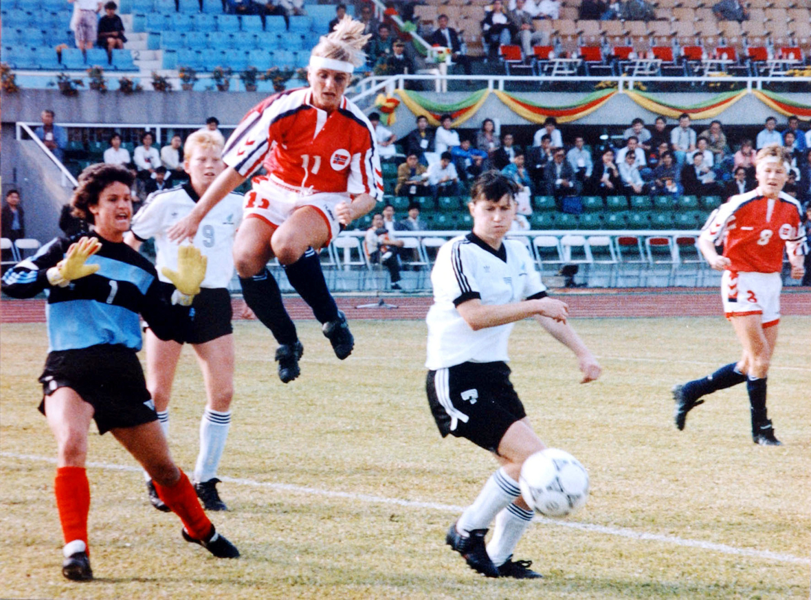 19. November 1991: Die norwegischen Fußball-Spielerinnen spielen gegen Neuseeland bei der 1. Frauenfußball-Weltmeisterschaft.