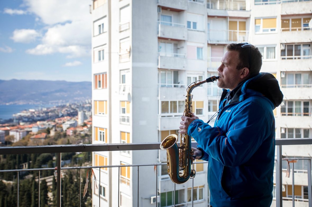 Ein Saxophonist spielt in Kroatien auf seinem Balkon während der Corona-Quarantäne.