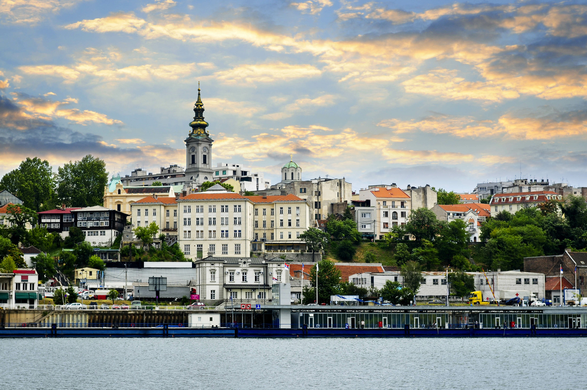 Blick auf die serbische Hauptstadt Belgrad und die Donau.