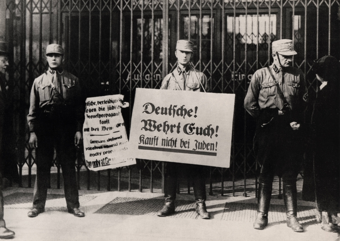 Im Nationalsozialismus wurden die Menschen aufgefordert, nicht mehr in Geschäften zu kaufen, die Juden gehörten. Auf den Plakaten steht “Deutsche! Wehrt Euch! Kauft nicht bei Juden!"