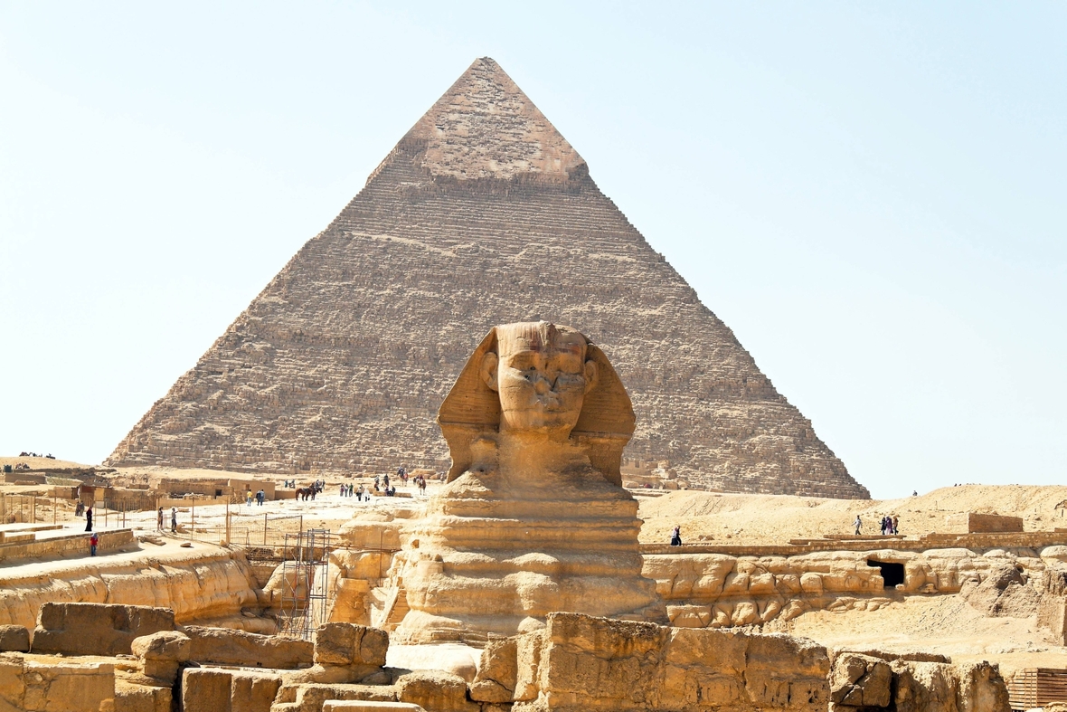 Große Sphinx von Gizeh mit der berühmten Chephren-Pyramide, Ägypten.