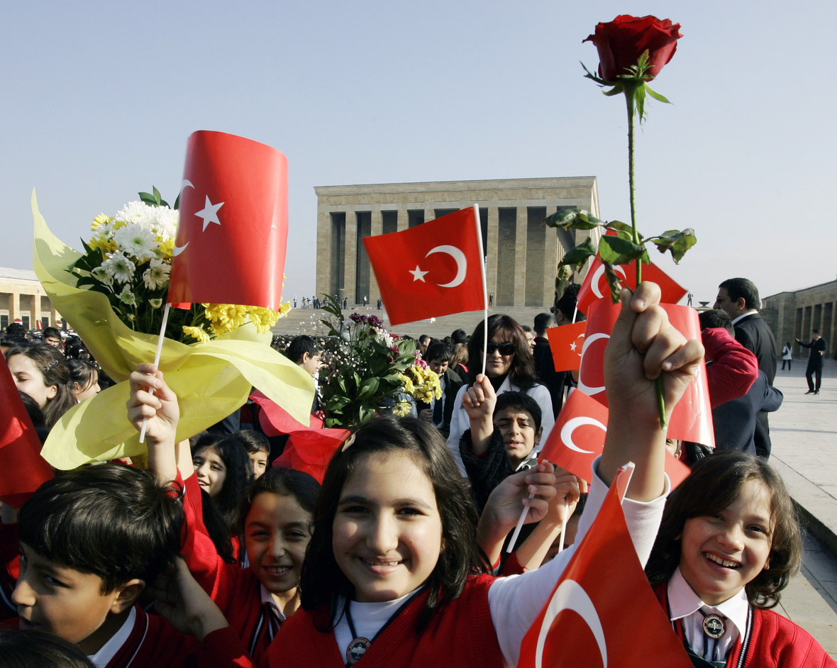 Türkische Schüler/innen feiern den Nationalfeiertag vor dem Mausoleum von Mustafa Kemal Atatürk, Gründer der türkischen Republik.