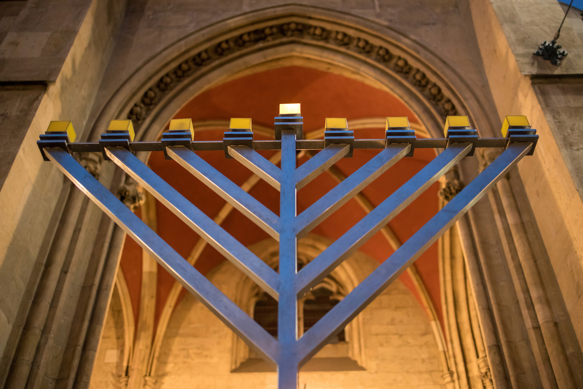 Ein Chanukka-Leuchter steht in Erfurt 2018 vor dem Rathaus vor Beginn des jüdischen Lichterfests Chanukka. Der Leuchter wird beim Chanukka-Fest angezündet.