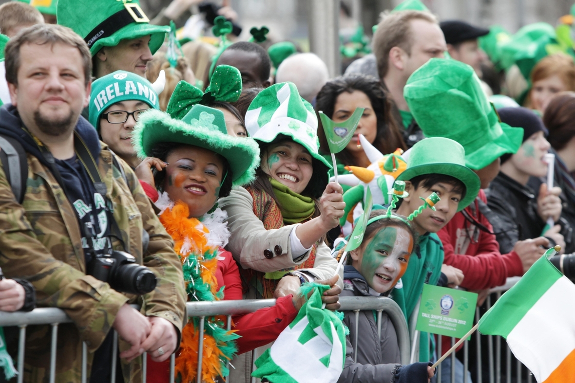Zuschauer der St. Patrick's Day-Parade in Dublin