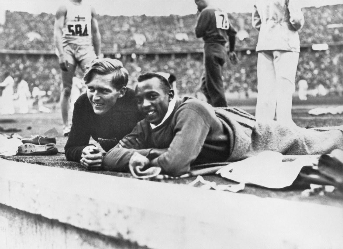 Jesse Owens und Luz Long bei den Olympischen Spielen 1936 in Berlin.