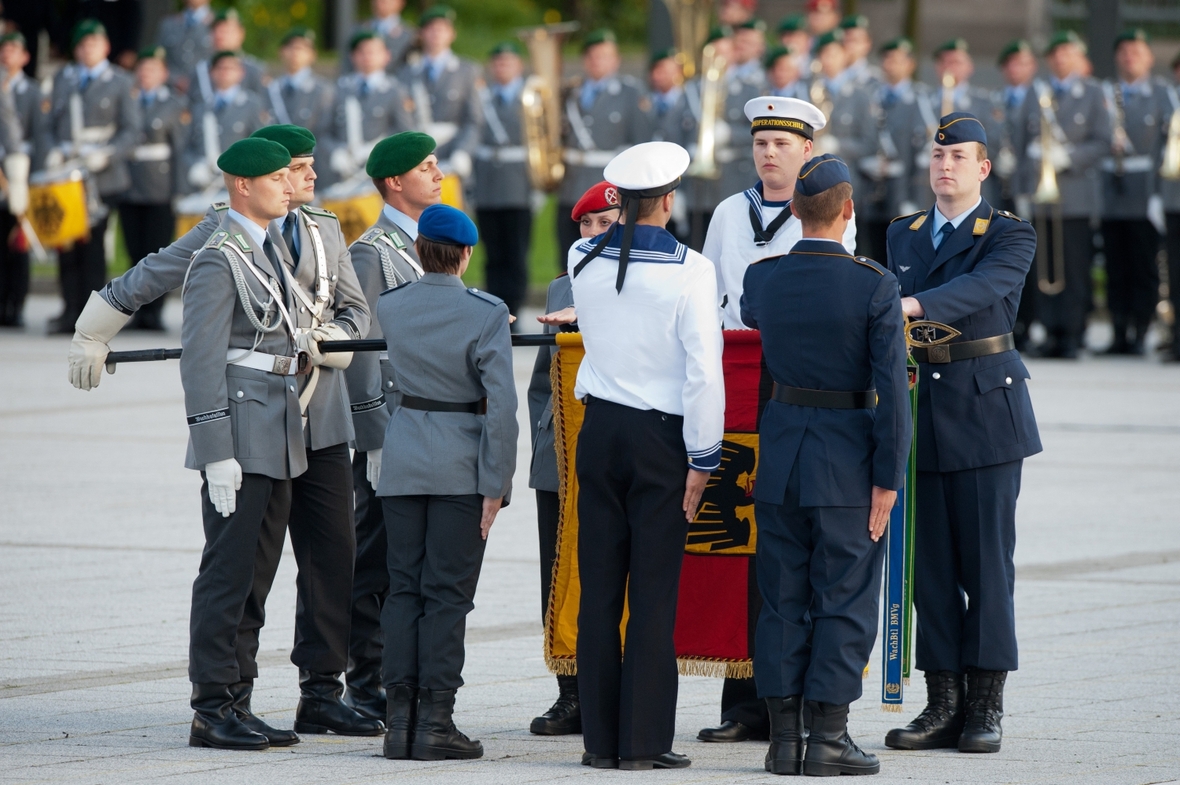 Junge Soldaten aus Heer, Luftwaffe und Marine bei ihrem feierlichen Gelöbnis. Sie haben mit ihrem Eid versprochen, das Recht und die Freiheit des deutschen Volkes tapfer zu verteidigen.