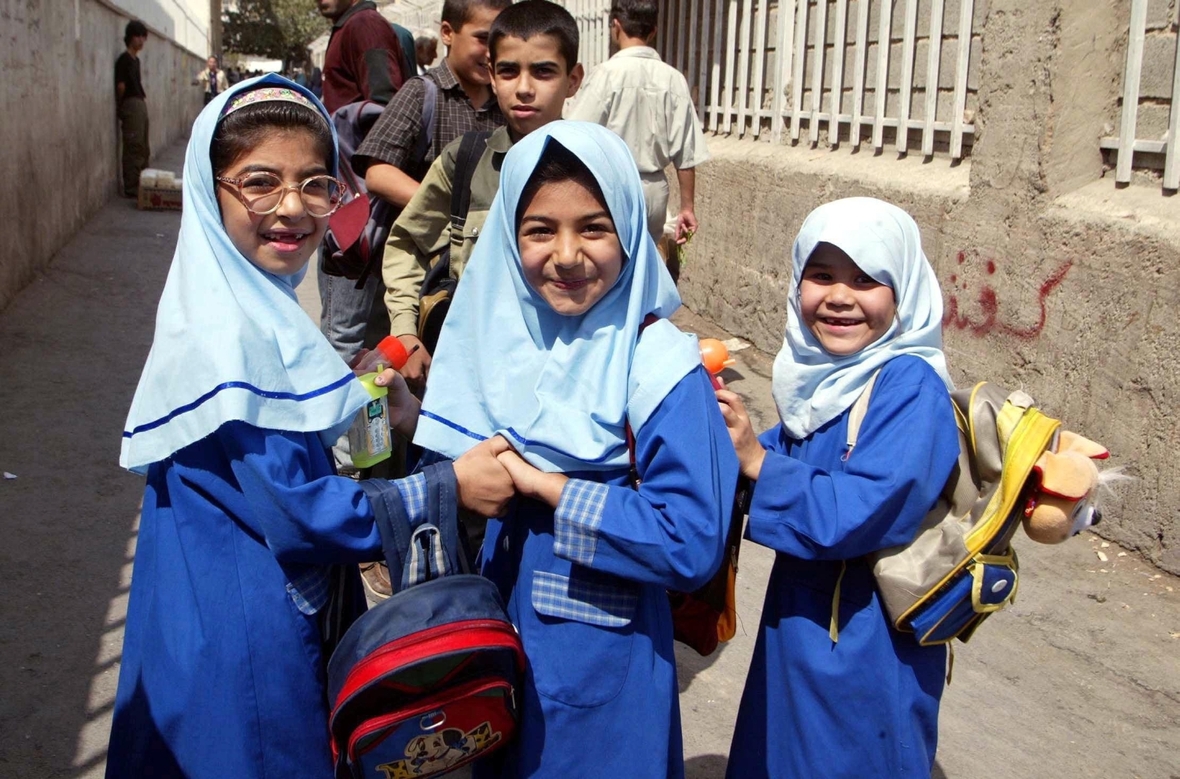 Iranische Mädchen auf dem Weg zur Schule. Zur Schuluniform gehört für die Schülerinnen auch der Schleier.
