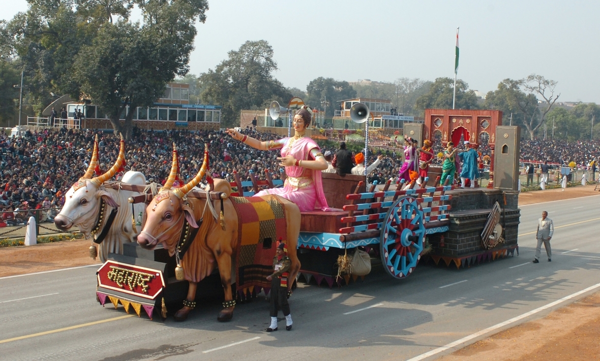 Geschmückter Wagen nimmt an der Parade zum "Tag der Republik" in Indien teil