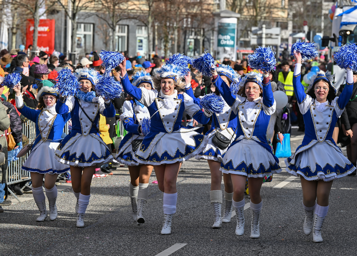 Funkenmariechen tanzen beim Karnevalsumzug in Cottbus