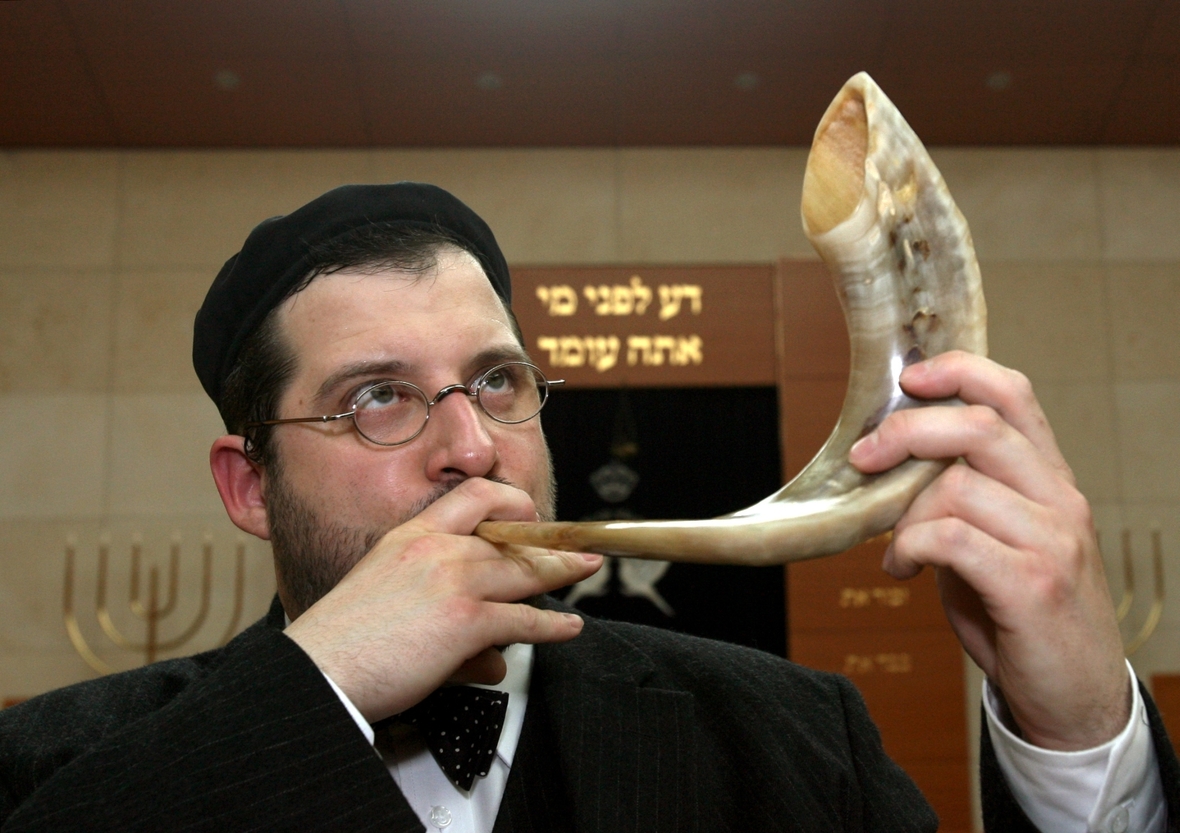 Schofarbläser Erik Lehmann zeigt, wie am jüdischen Neujahrsfest Rosch Haschana das Schofarhorn geblasen wird