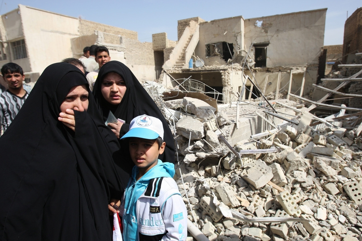 Irakische Frauen beklagen viele Opfer nach einem brutalen Anschlag in Bagdad während der Wahlen 2010.