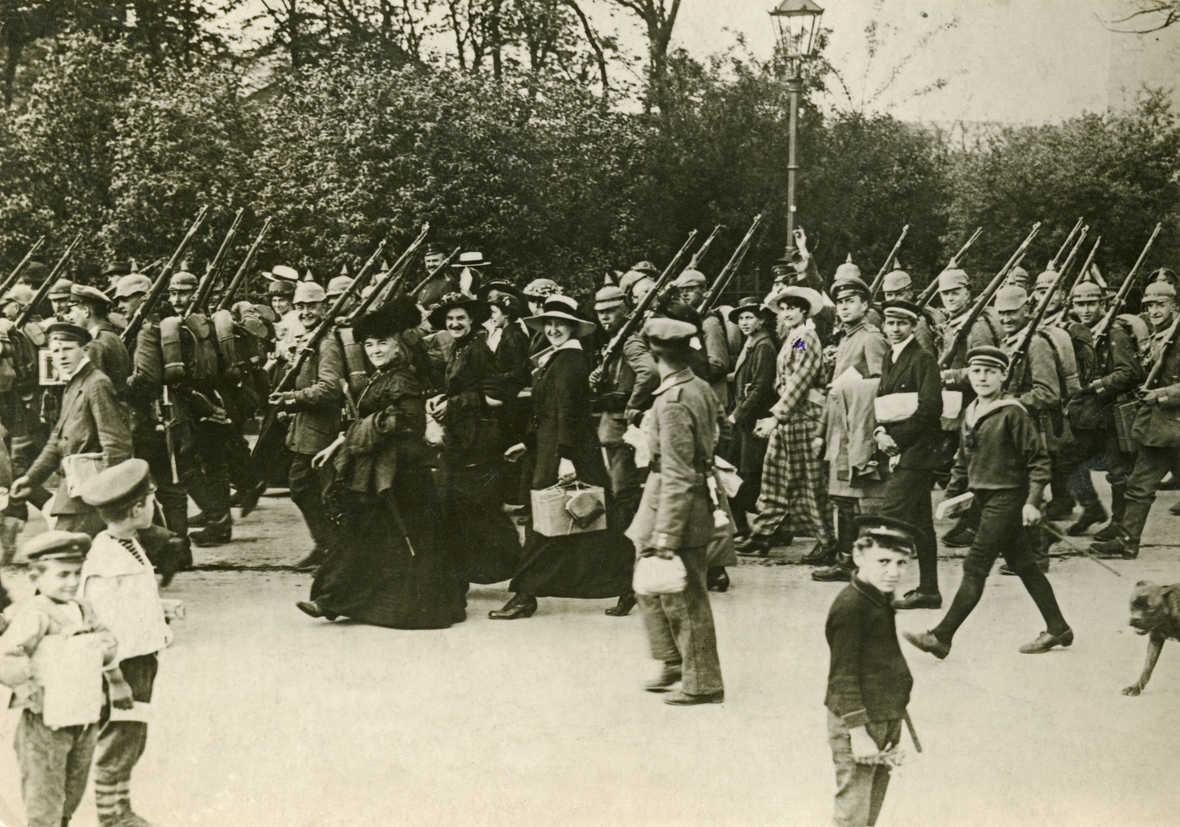 Mobilmachung im Ersten Weltkrieg: Soldaten werden von ihren Familien zum Bahnhof begleitet. 