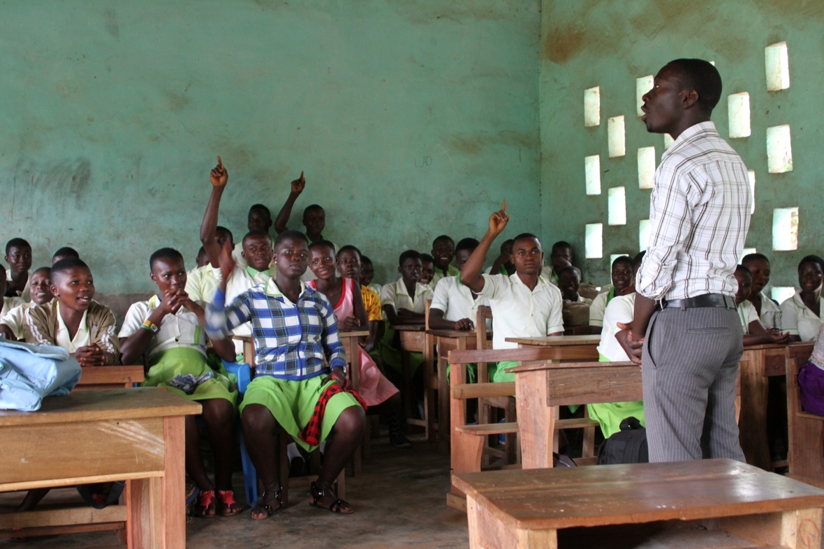 In der Grundschule in Ghana wird den Schülerinnen und Schüler auch erklärt, wie gefährlich die Arbeit in den Goldminen ist.  Ein Drittel von Ghanas Gold stammt aus kleinen Minen, in denen Tausende von Kindern arbeiten. 