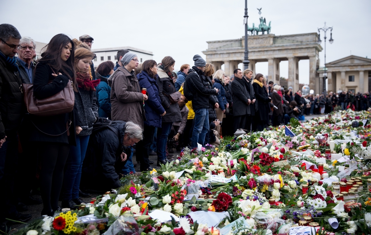 Menschen in Berlin nehmen an einer europaweiten Schweigeminute teil für die Opfer von Terroranschlägen in Paris im November 2015.
