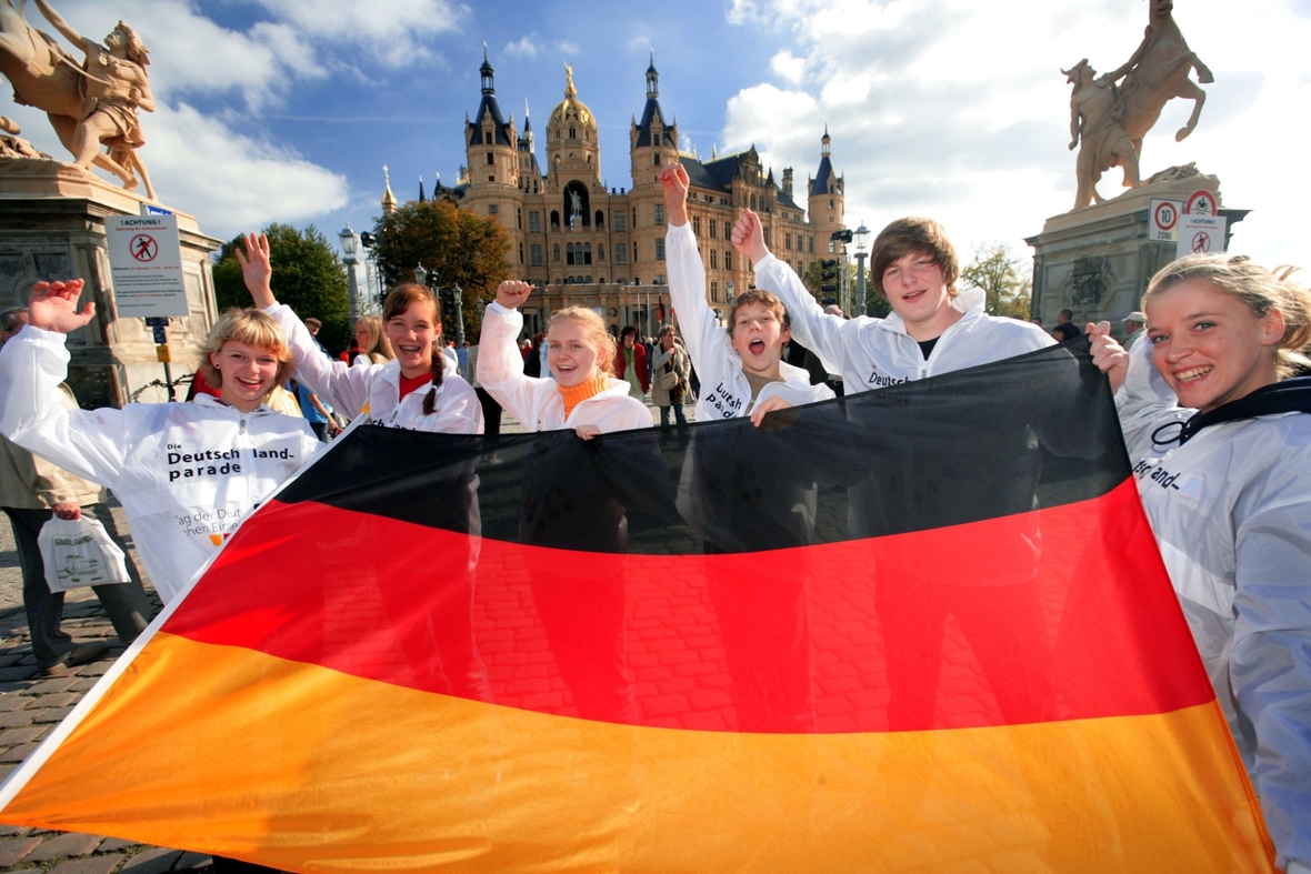 03.10.2007: Mit einer "Deutschlandparade" feiern Jugendliche den Tag der Deutschen Einheit