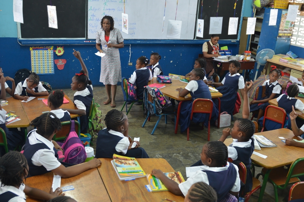 Kinder in einer Mädchenschule in Jamaika.