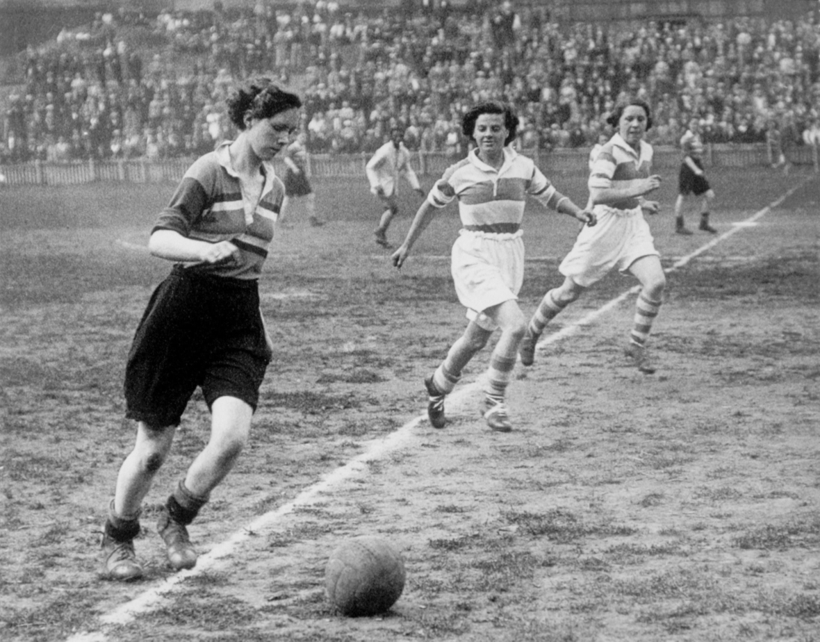 Ein Fußballspiel in Schottland: So sahen Fußballerinnen 1937 aus.