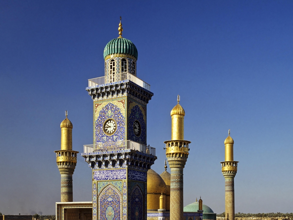 Goldene Türme und Minarett einer Moschee in Bagdad, Irak.